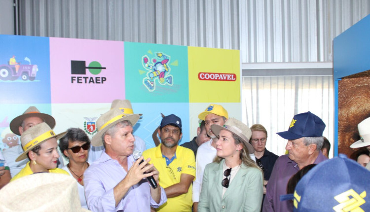 Autoridades com o ministro Paulo Teixeira, nesta segunda, no Show Rural