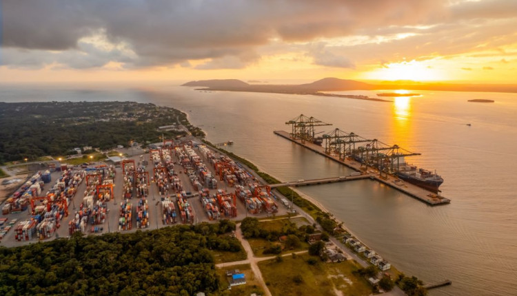 Porto de Itapoá em Santa Catarina - navio atracado