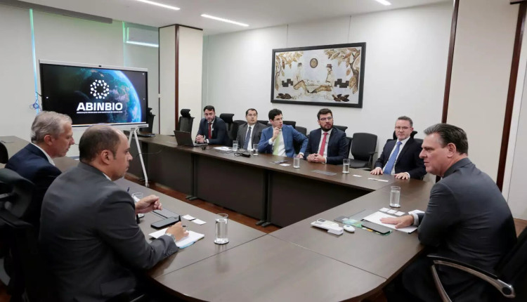 Ministro Fávaro se reúne com representantes da indústria de bioinsumos