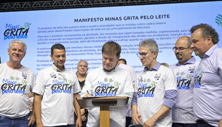 Assinatura do manifesto Minas Grita Pelo Leite, cobrando medidas emergenciais da União - João Guilherme Arenazio/ Agência I7/ Faemg