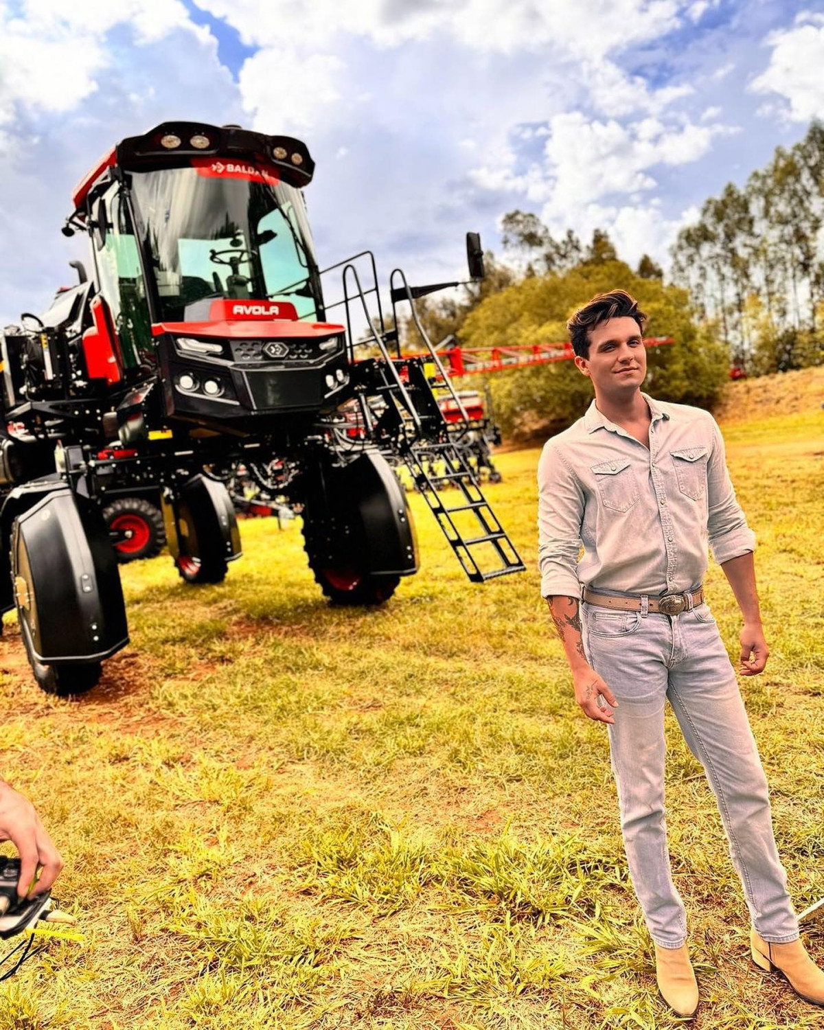luan santana ao fundo com auto propelido da baldan