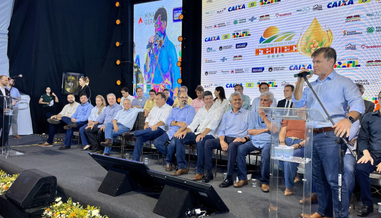 Antônio Pitangui de Salvo (em pé) durante a abertura da Femec 2024