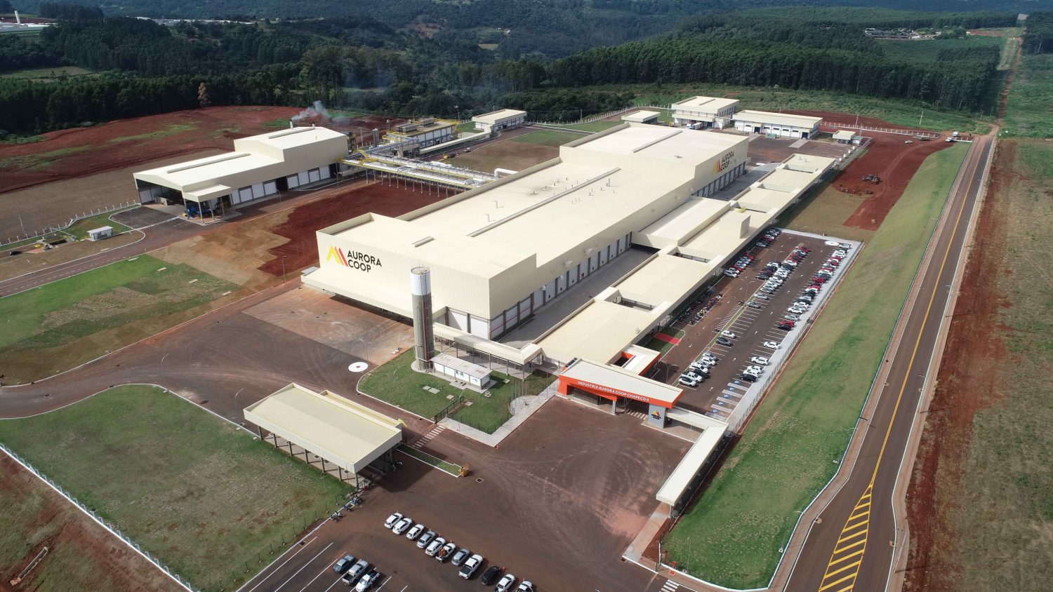 A Aurora Coop inaugura uma das maiores e mais avancadas industrias de processamento de carnes do Brasil
