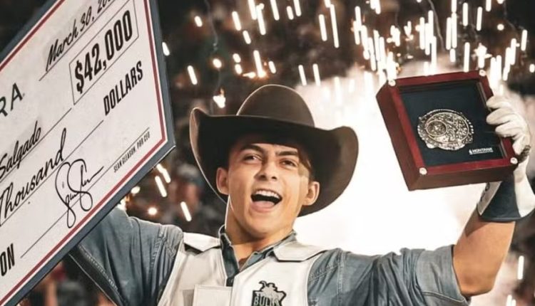 Peão brasileiro de 21 anos domina quatro touros e vence pela 1ª vez na elite da PBR