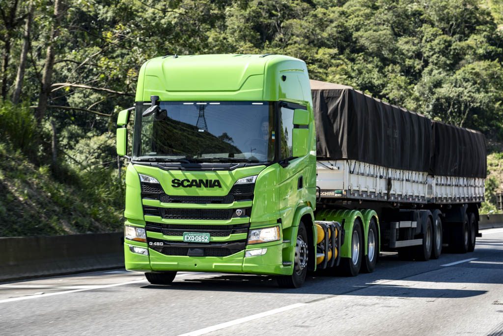 Scania lança caminhão a gás de 460 cv com autonomia de 650 km