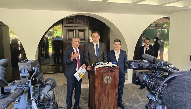 Ministro Padilha com os senadores Rodrigo Pacheco e Randolfe (da esquerda para a direita) na residência oficial da Presidência do Senado