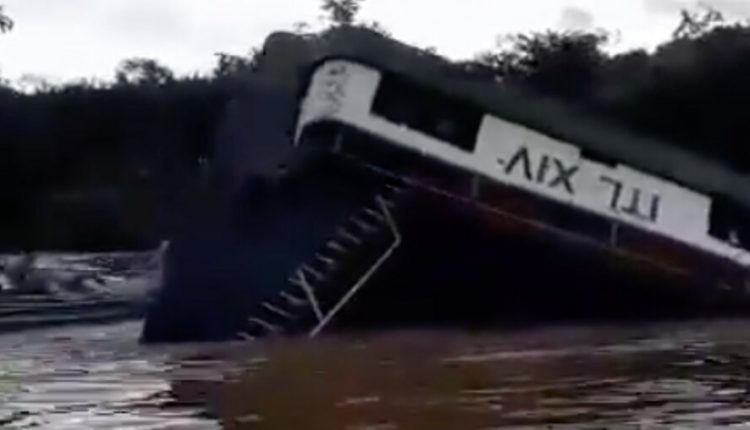 Acidente no Rio Cajuuba: Balsa com caminhão de combustível afunda