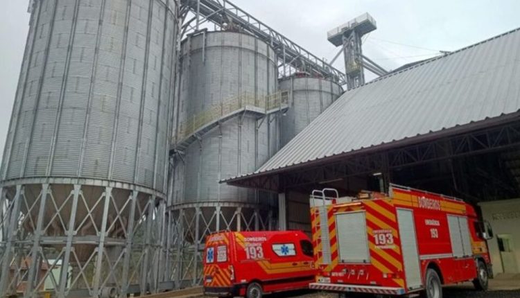 jovens são soterrados por silo