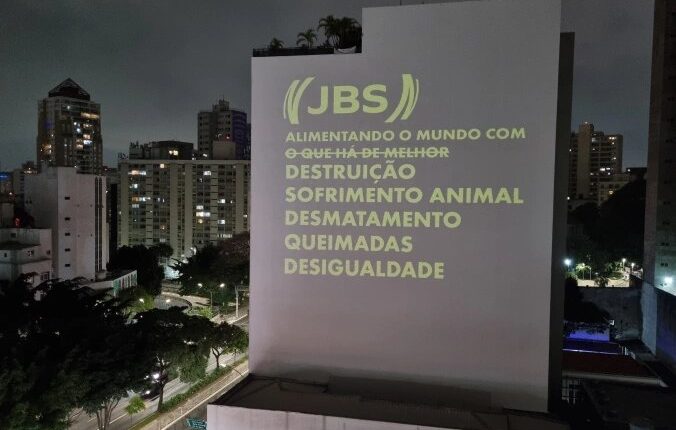 ASSEMBLEIA DA JBS: Proteção Animal Mundial projeta imagens de protesto contra a empresa em São Paulo