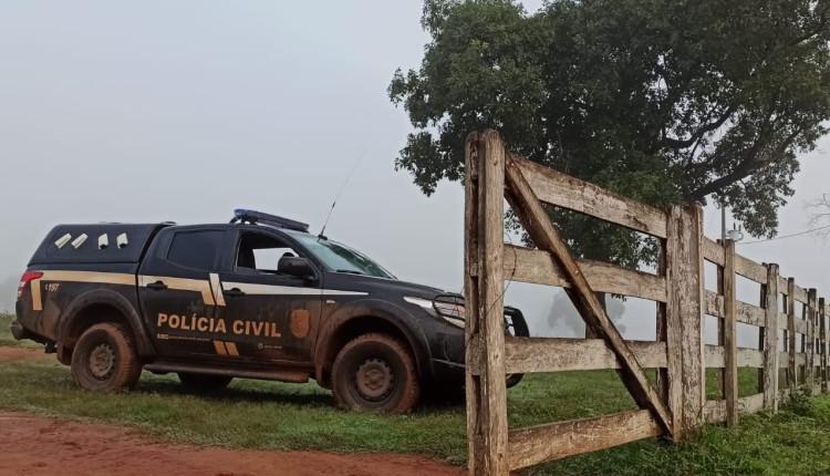 viatura da policia civil do mato grosso em frente a porteira da fazenda