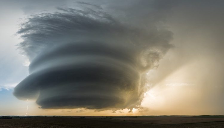 Frente fria avança com Anticiclone: chuva intensa e queda brusca de temperatura