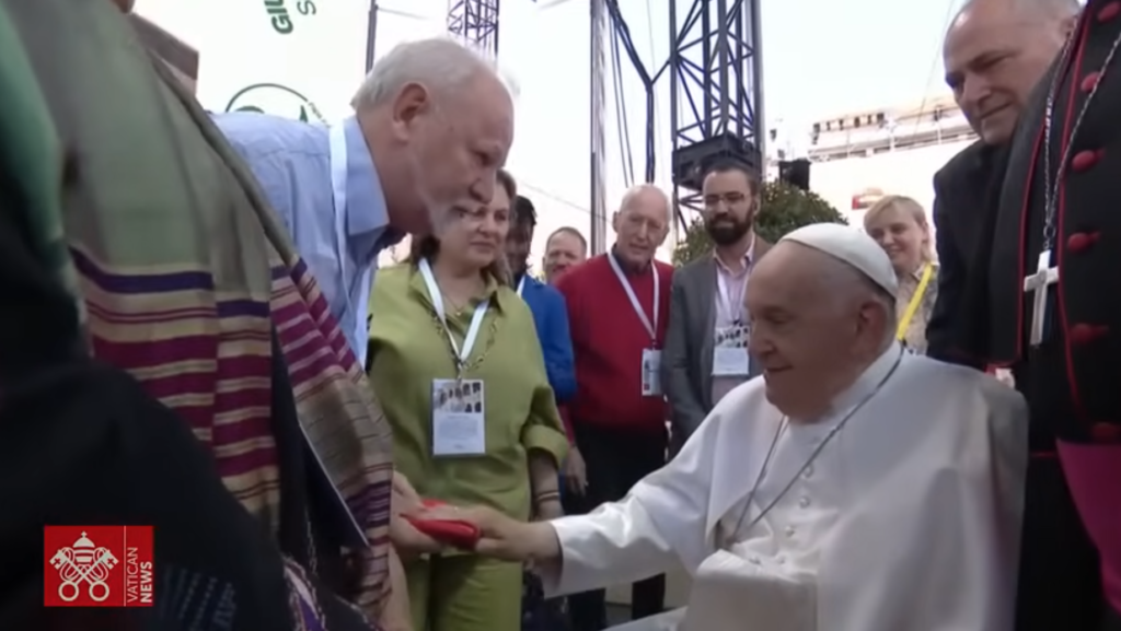 Papa Francisco abençoa bandeira do MST após encontro com lider do movimento; Vídeo!