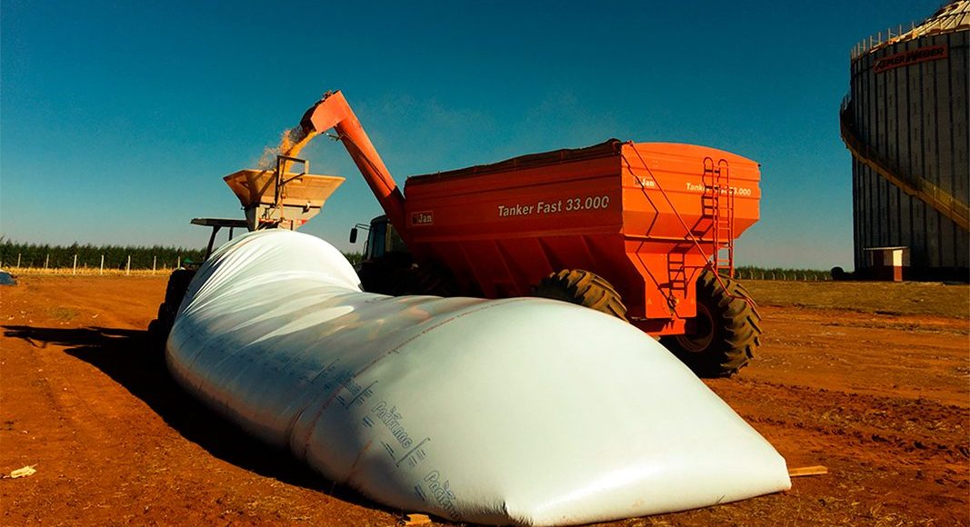 O silo-bolsa permite aos agricultores estocar suas colheitas de maneira segura e negociar os produtos gradualmente durante o ano, conforme as condições de mercado se mostrem favoráveis.
