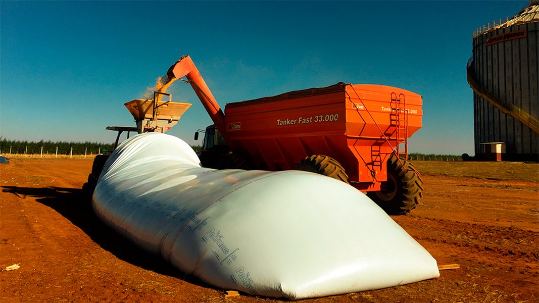 O silo-bolsa permite aos agricultores estocar suas colheitas de maneira segura e negociar os produtos gradualmente durante o ano, conforme as condições de mercado se mostrem favoráveis.