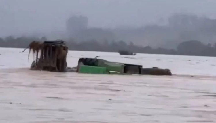 Chuvas no RS: Vídeo de colheitadeira arrastada e soja encharcada