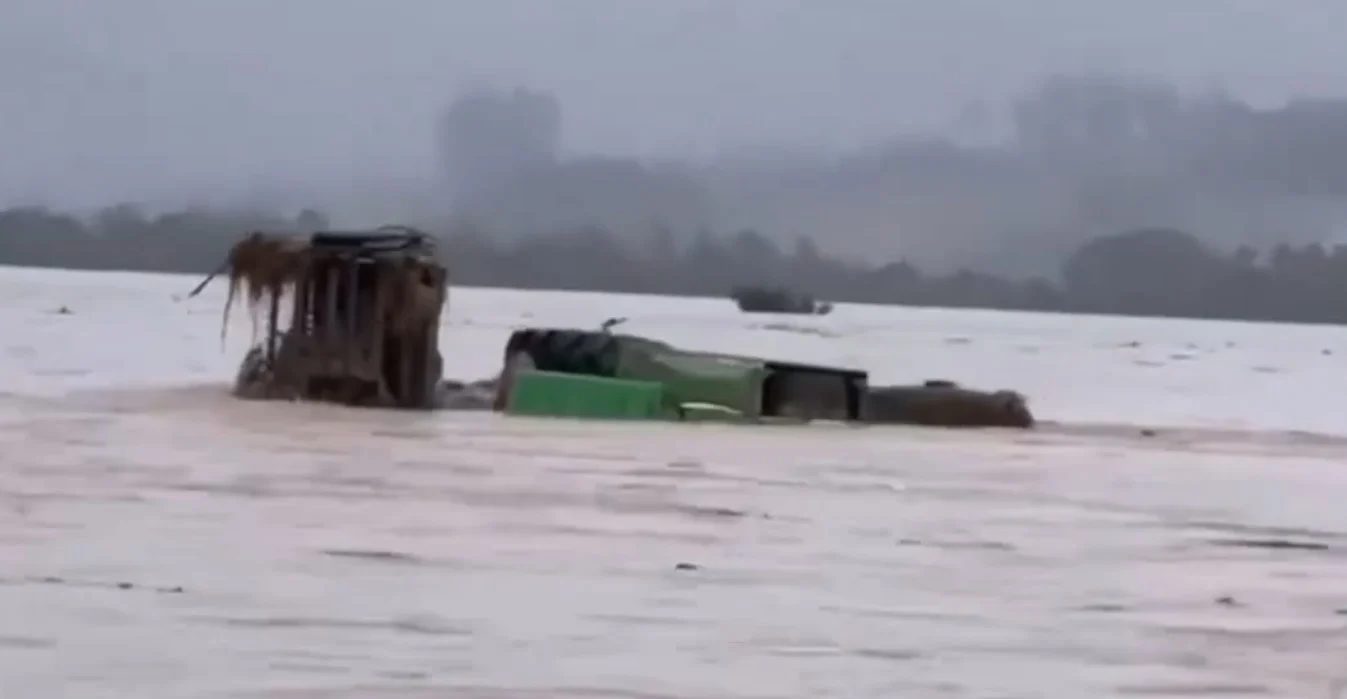 Chuvas no RS: Vídeo de colheitadeira arrastada e soja encharcada