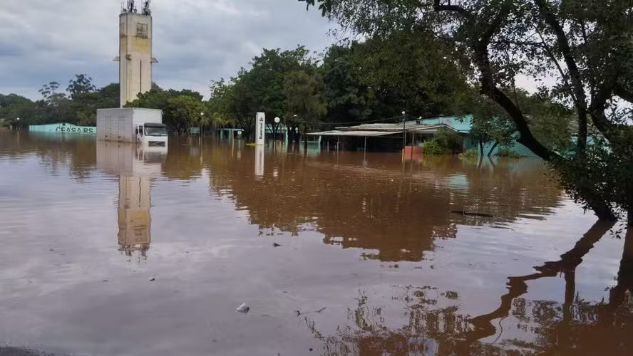 Ceasa paralisa atividades em Porto Alegre devido à enchente