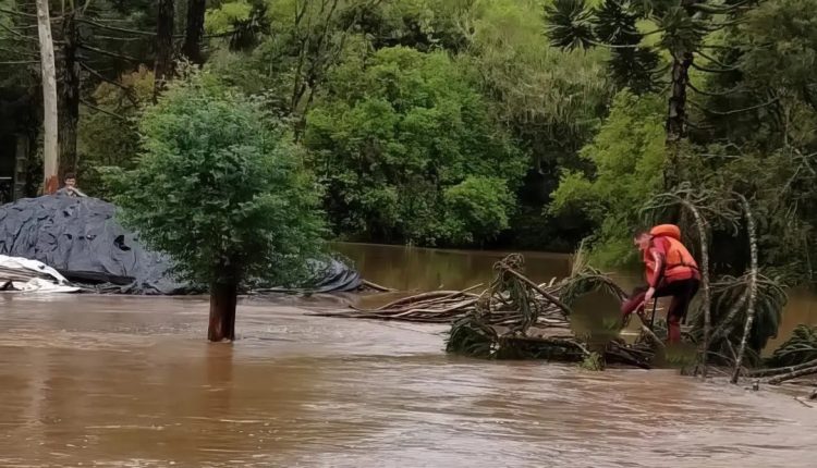 Santa Catarina segue com chuva e previsão de enchente