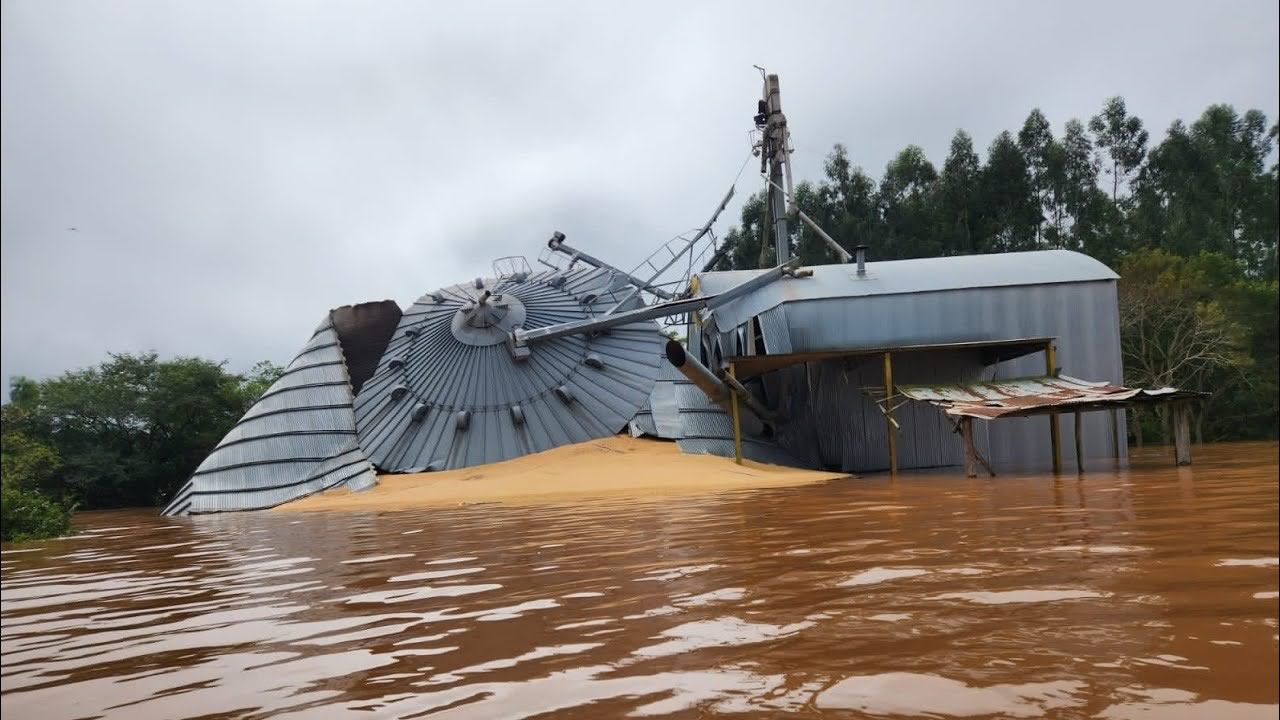 silo de graos coberto pela agua no rio grande do sul - enchente