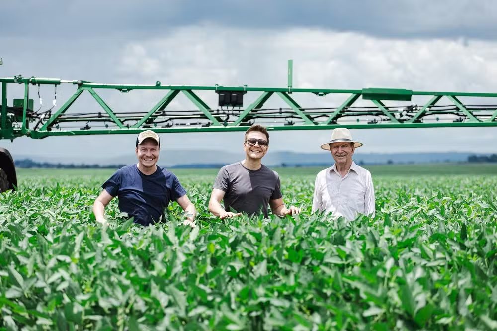 Michel Teló surpreende ao cultivar sua primeira lavoura em fazenda; veja fotos
