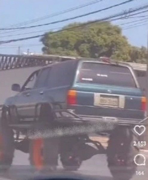 Hilux turbinada com pneus de trator agrícola chama a atenção na Miguel Sutil; veja o vídeo