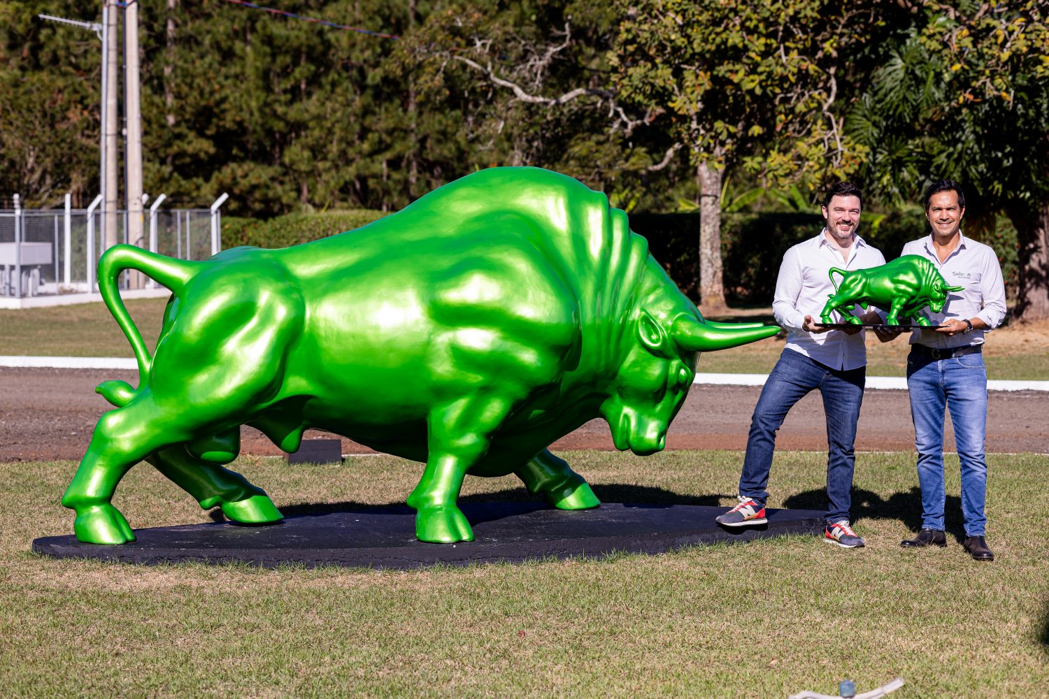 Central recebe escultura do criador do Touro de Ouro da Bolsa de Valores Brasileira -Bruno Grubisich