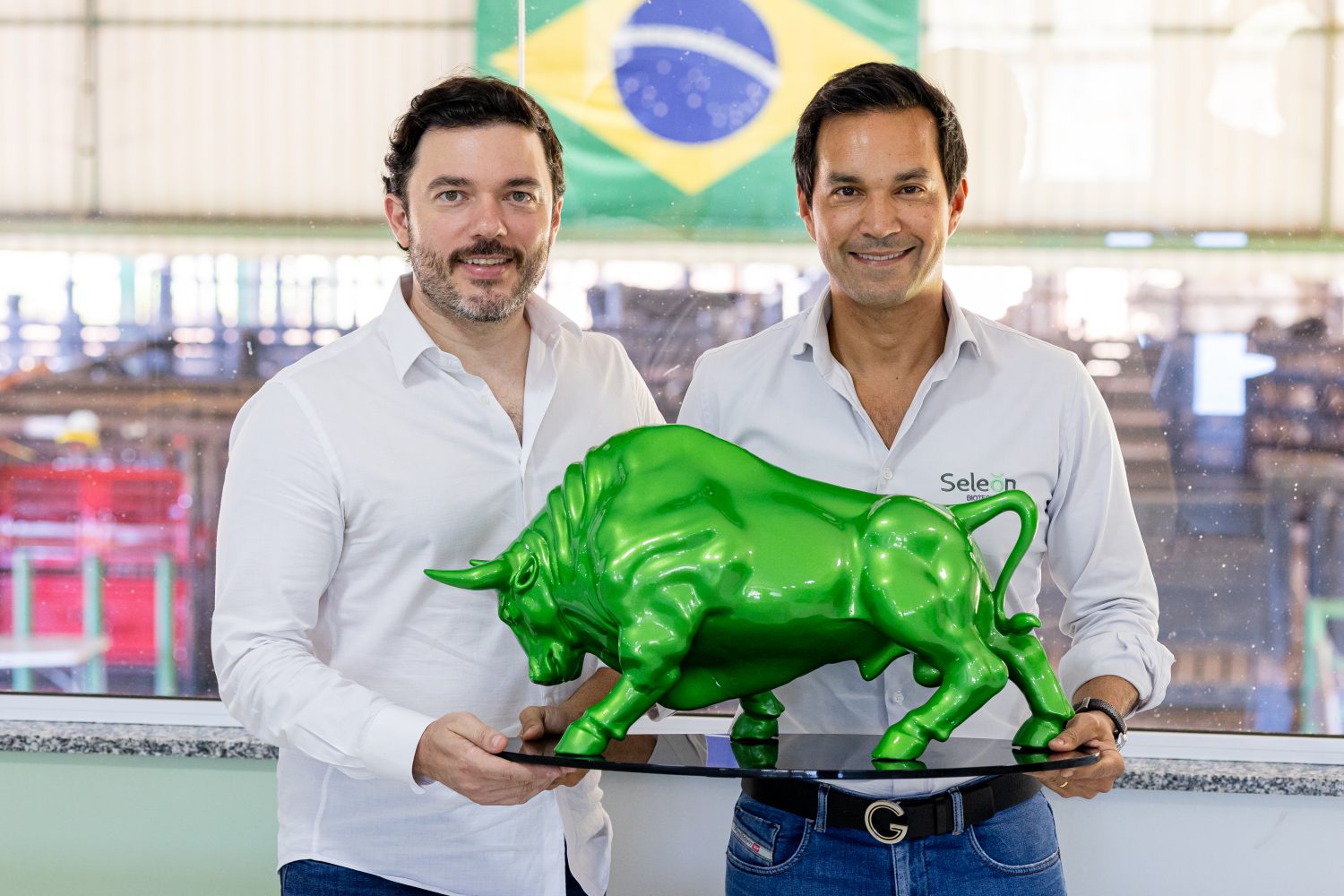 Central recebe escultura do criador do Touro de Ouro da Bolsa de Valores Brasileira -Bruno Grubisich