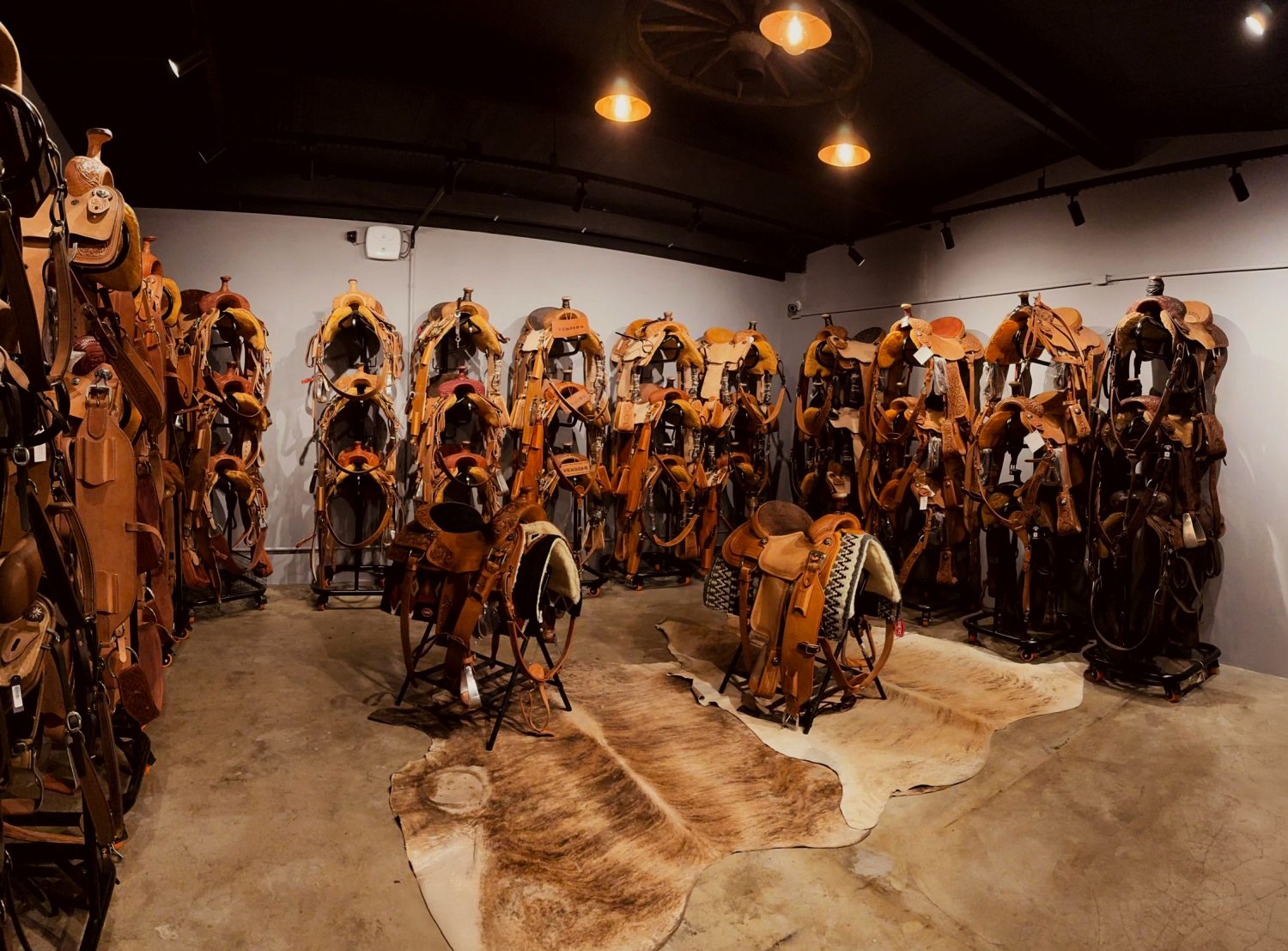 Conheca a Disneylandia do agro em Goiania - Texas Center - selas de cavalos