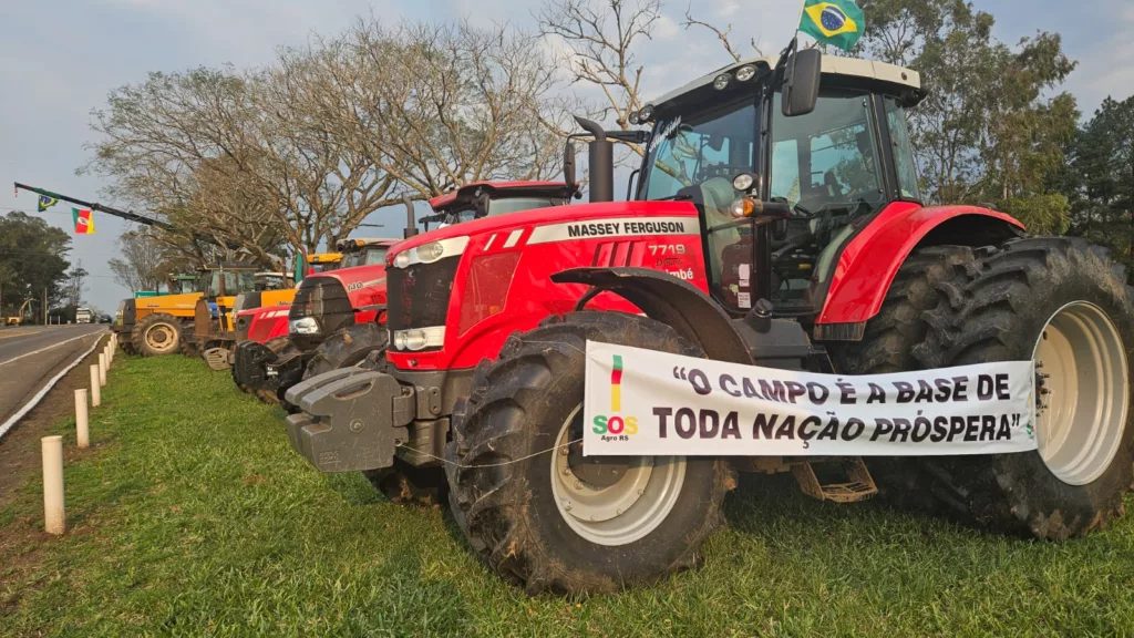 Produtores gaúchos realizam tratoraço em Porto Alegre