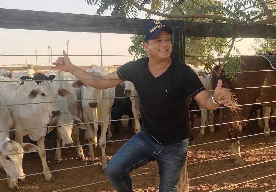 Leonardo impressiona ao mostrar quantas cabeças de gado ele tem em fazenda