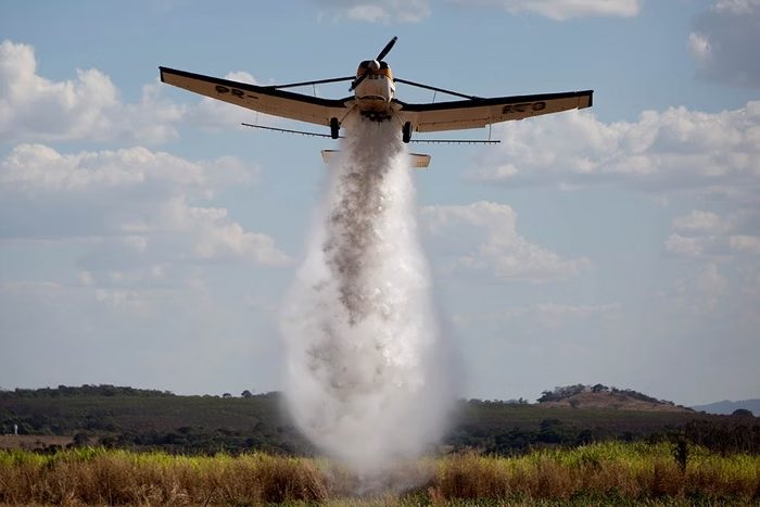Fazendeiros se unem com aviões e caminhões para combater incêndio gigante