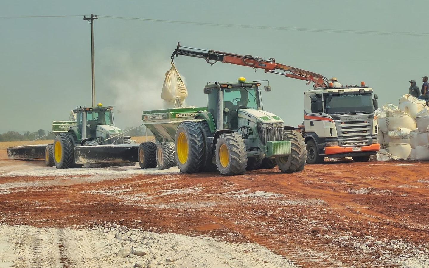 A aplicação de calcário no solo é uma técnica agrícola que visa corrigir a acidez do solo e melhorar a produtividade das culturas.