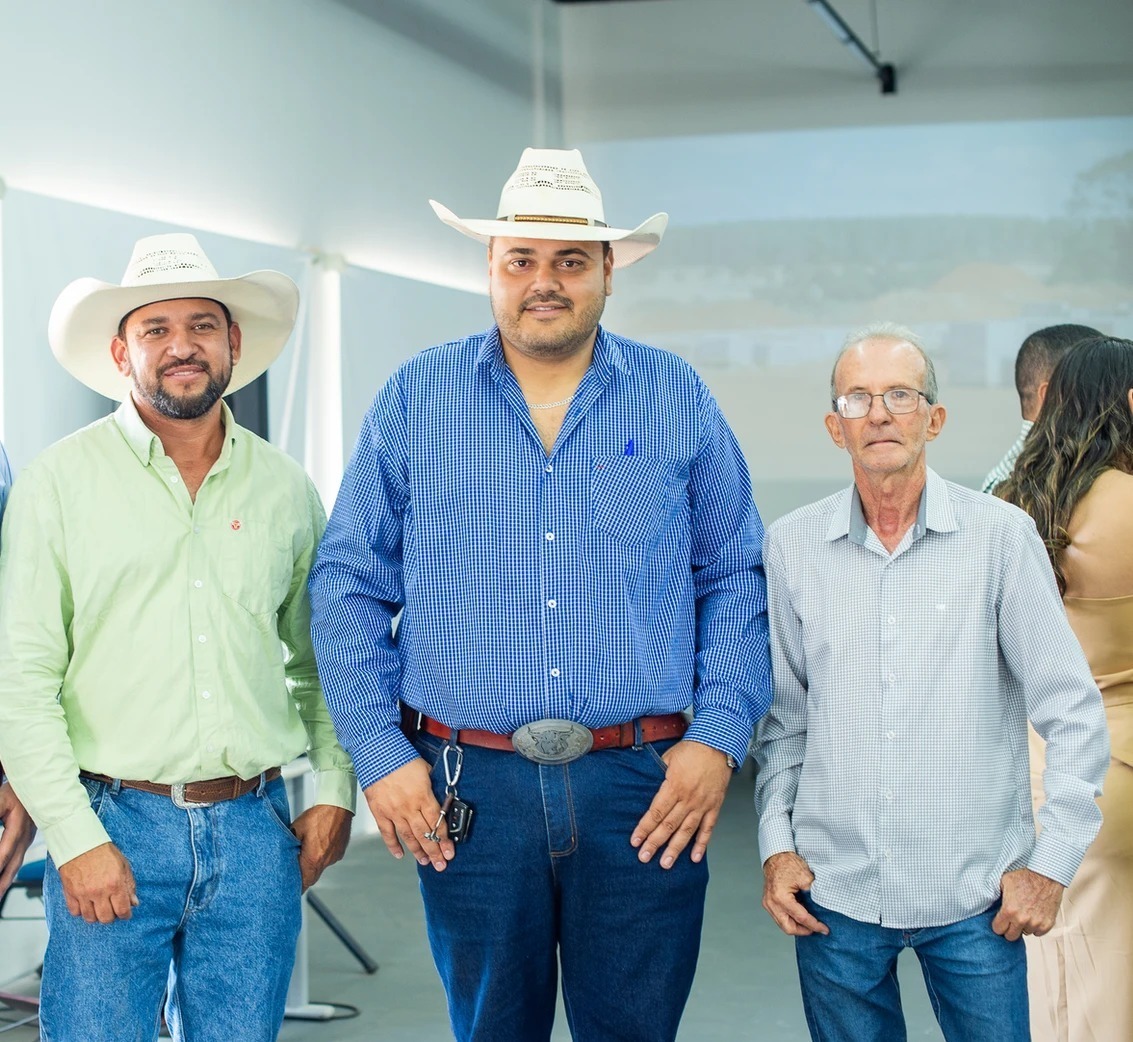 Pecuarista Delcides Gomes - o leiloeiro rural Cassio Souto e o presidente do Sindicato Rural de Rubiataba - Antonio Arriel