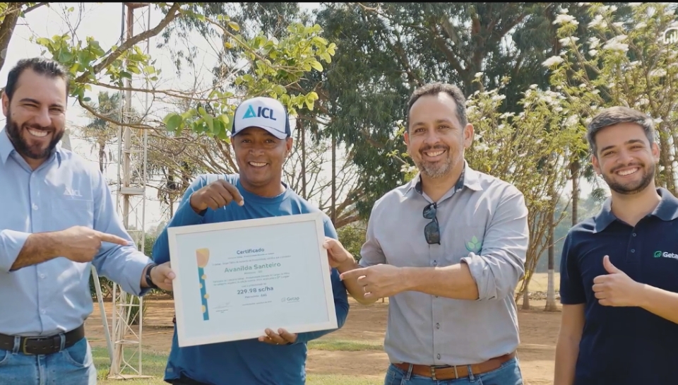 Representante da ganhadora Avanilda Santeiro, segunda colocada, de Mineiros/GO, que colheu 230 sc/ha, inscrita pela ICL. Divulgação Getap