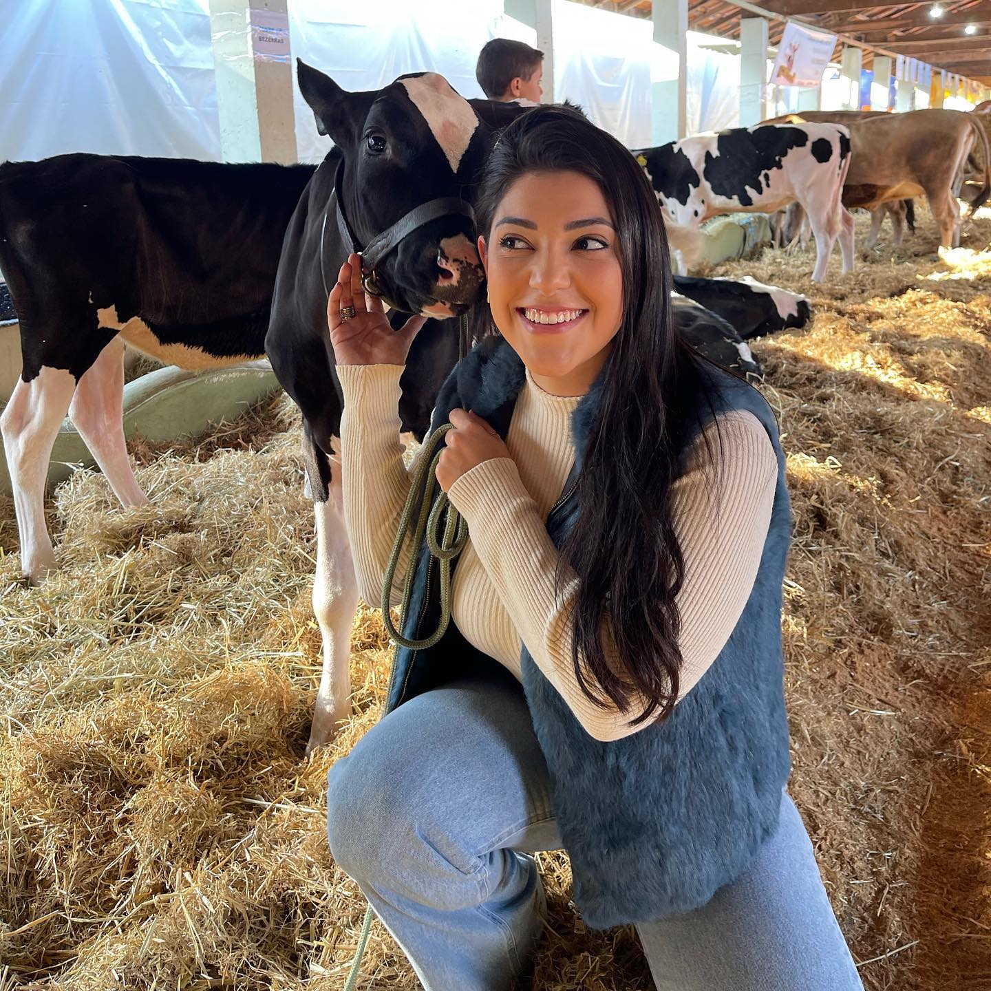 Camila Telles - comunicadora do agronegocio - com bezerro leiteiro