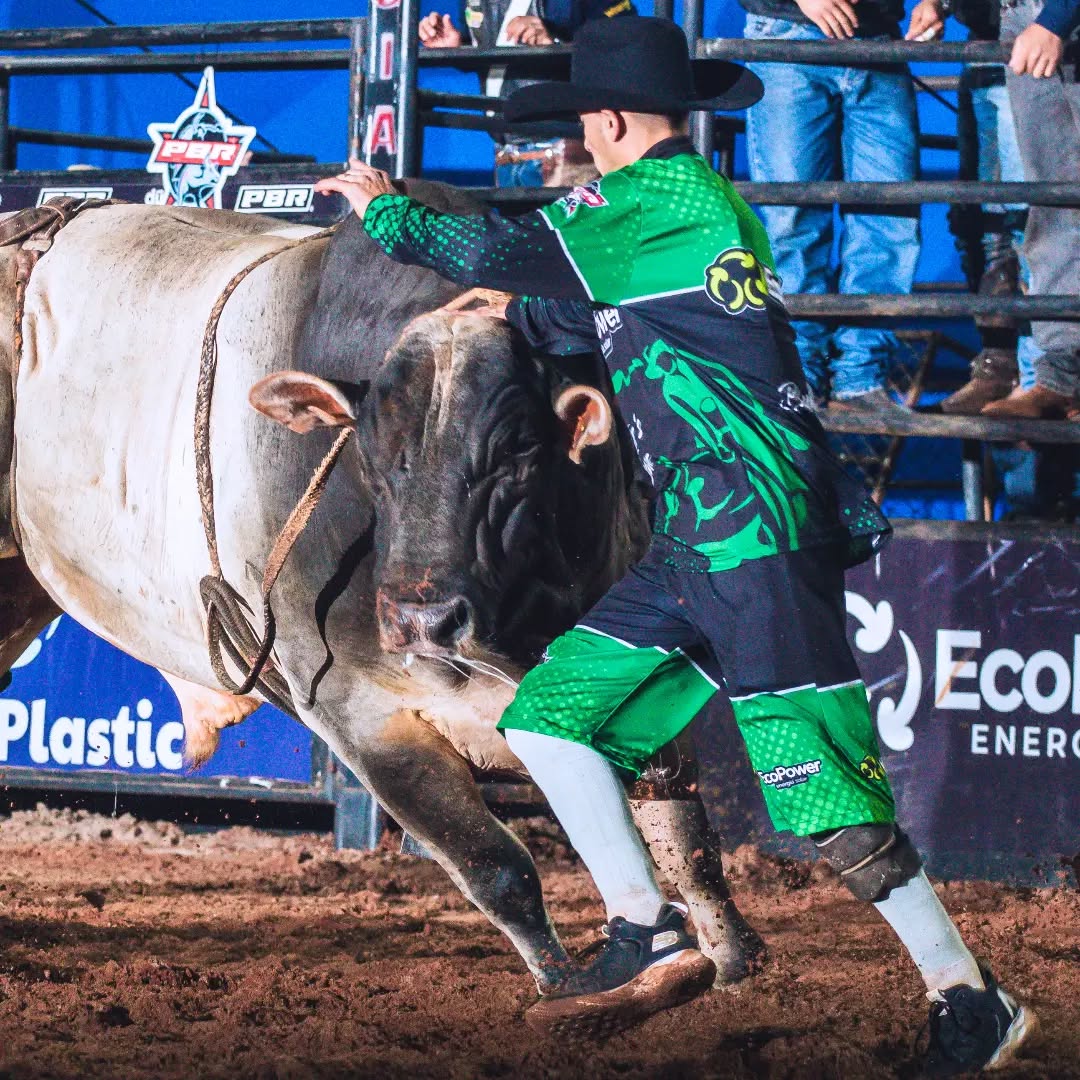 Carlinhos Bento salva-vidas de rodeio - pbr brasil