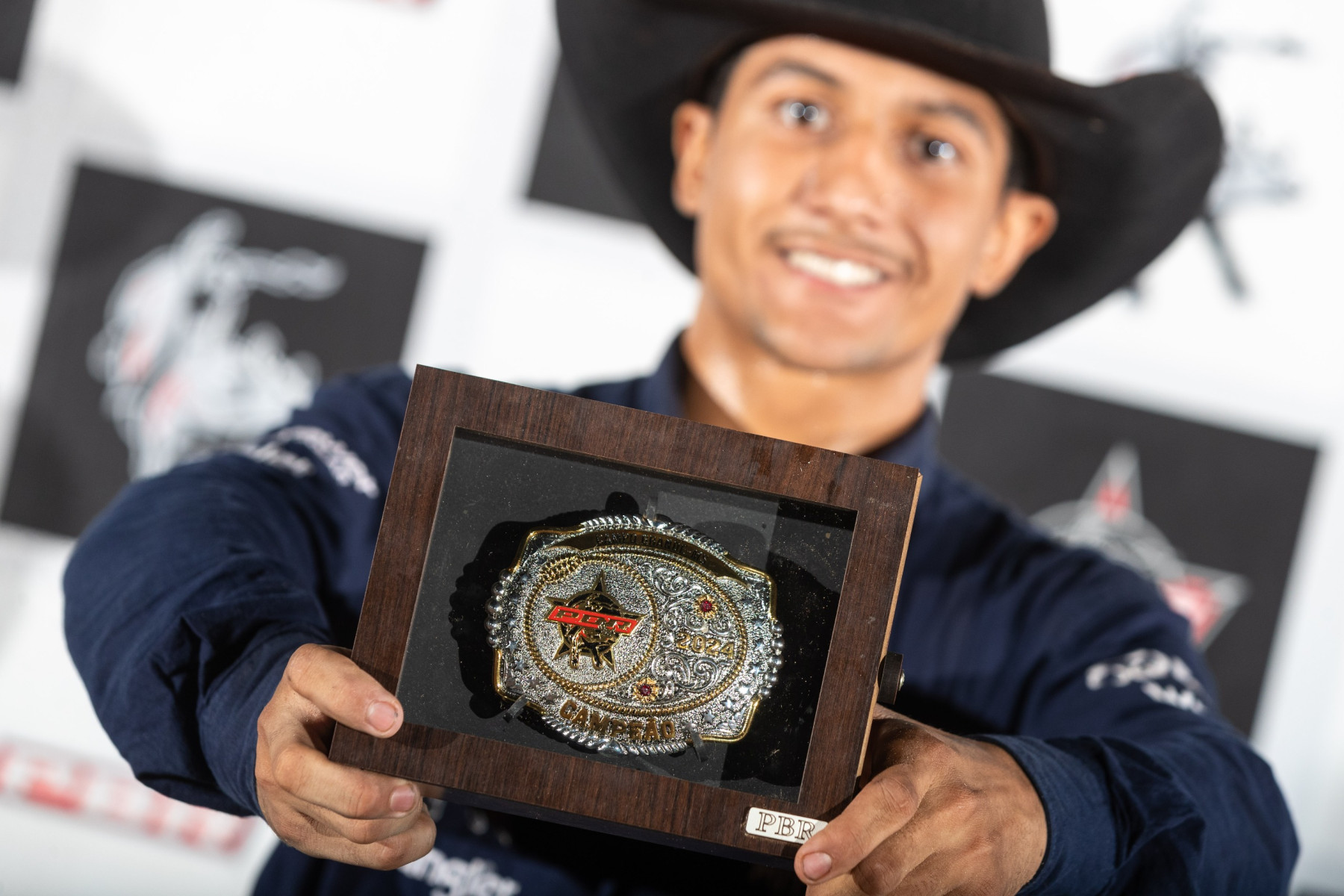 Gustavo Luiz - Campeao etapa PBR no Campo Grande Rodeo Music e novo lider do ranking nacional - Foto - Alberto Gonzaga