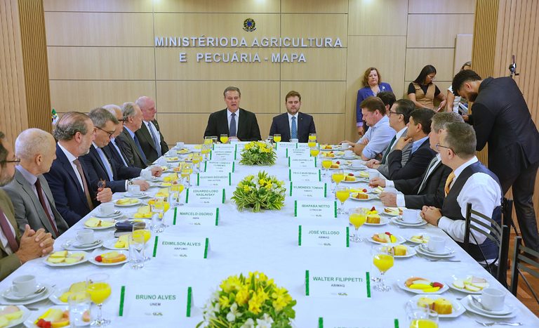 Em reunião com o setor privado, ministro Carlos Fávaro destaca resultados do agro durante o segundo ano do governo Lula