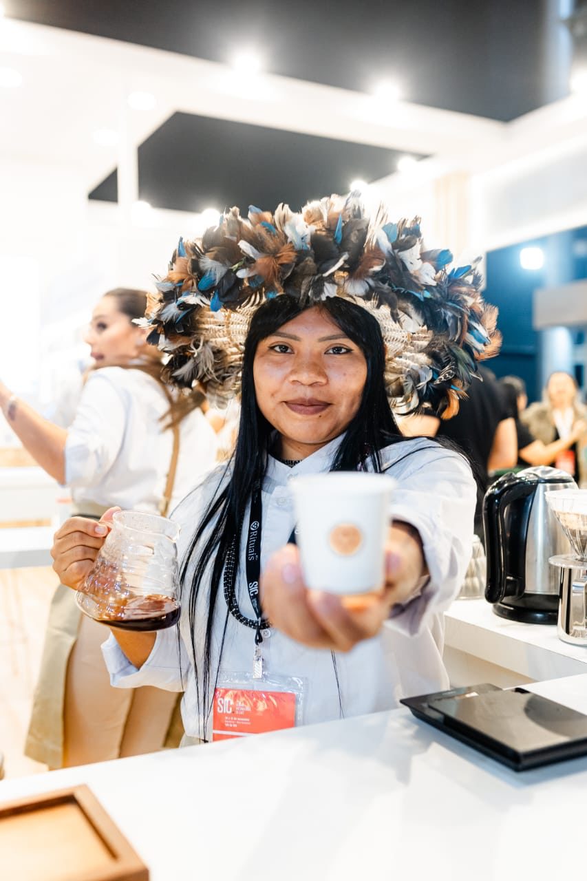 Celesty Suruí, integrante do Projeto Tribos da 3 Corações e reconhecida como a primeira barista indígena do Brasil