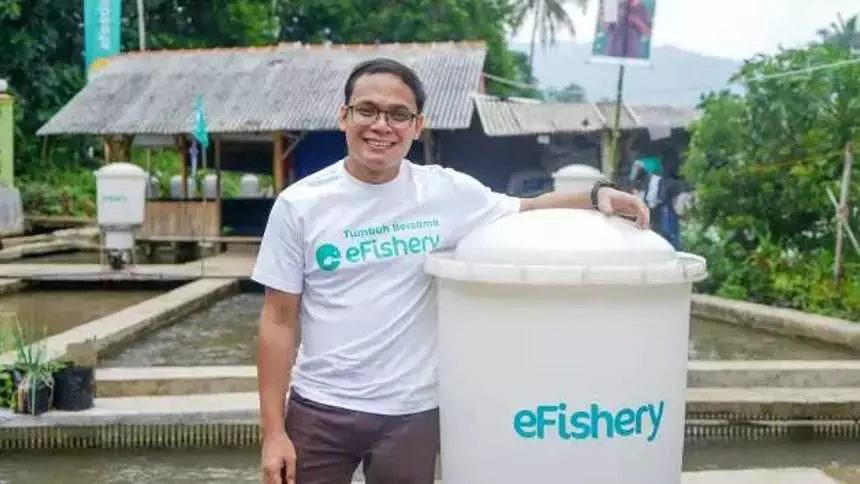 O que começou como um pequeno viveiro de peixes para ajudar a pagar a faculdade de biologia marinha, há pouco mais de uma década, evoluiu para a criação da eFishery, uma startup avaliada em mais de 1 bilhão de dólares. Conheça o bilionário que fez fortuna criando peixes.