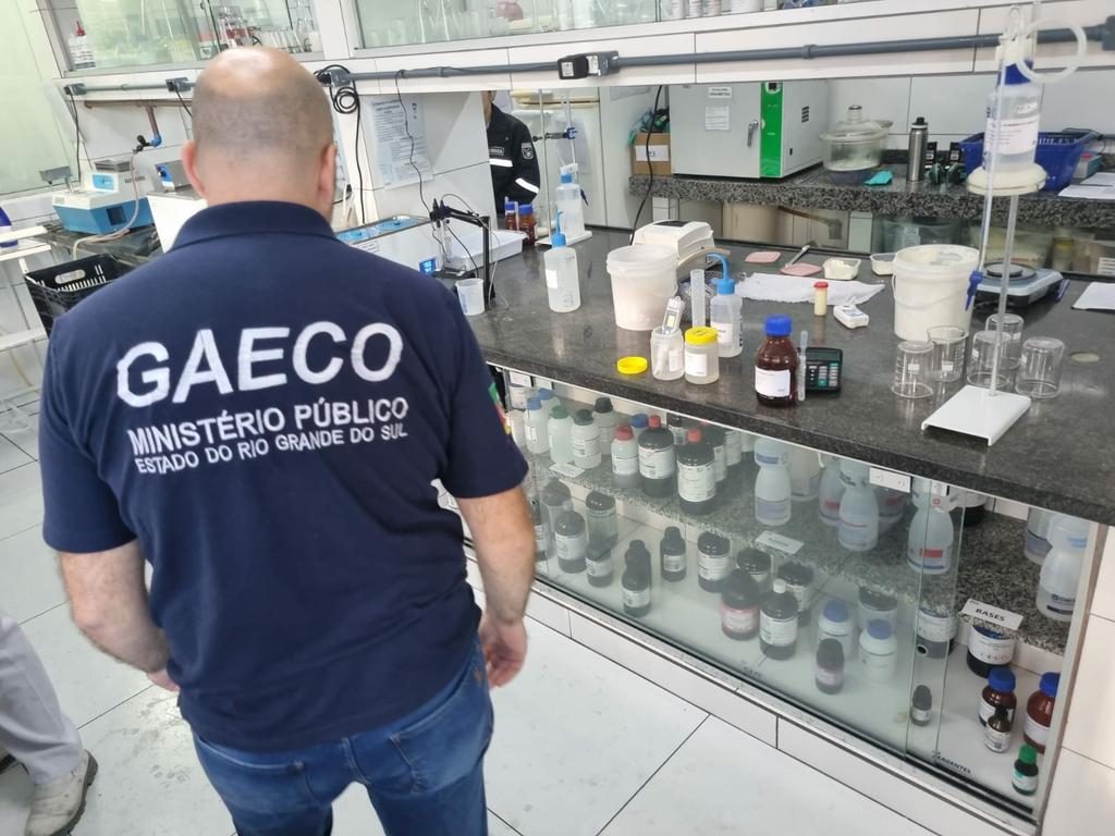 Leite Compen$ado: Laticínio batizava produtos com soda cáustica, água oxigenada e pelos