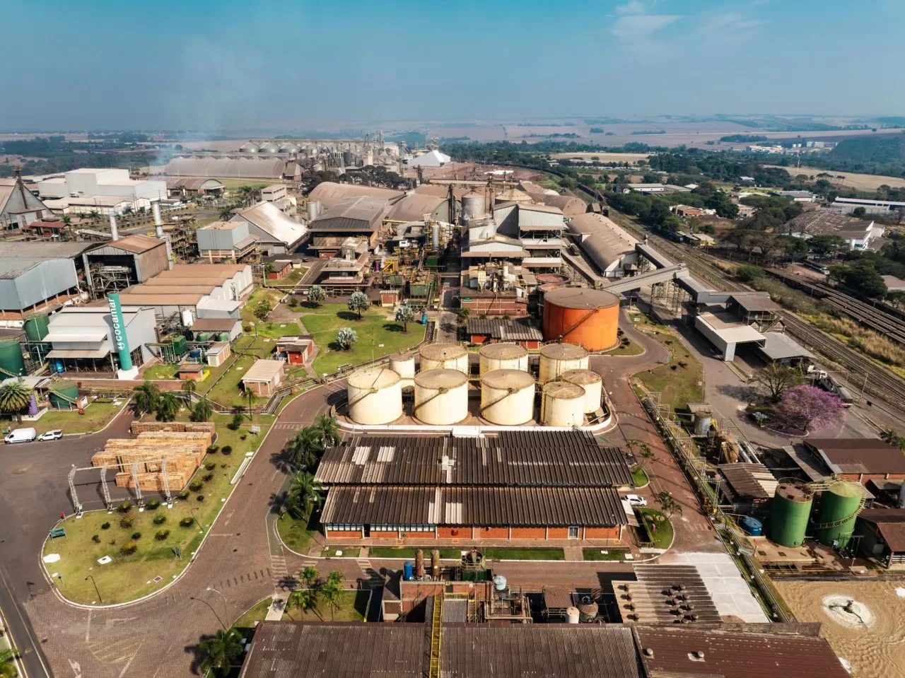 Cocamar anunciou a obra de uma das maiores esmagadoras de soja do Brasil, em Maringá (PR), com um investimento de R$ 1,5 bilhão, iniciando com capacidade para processar 5 mil toneladas de soja por dia, podendo atingir 7,5 mil toneladas em uma fase futura.