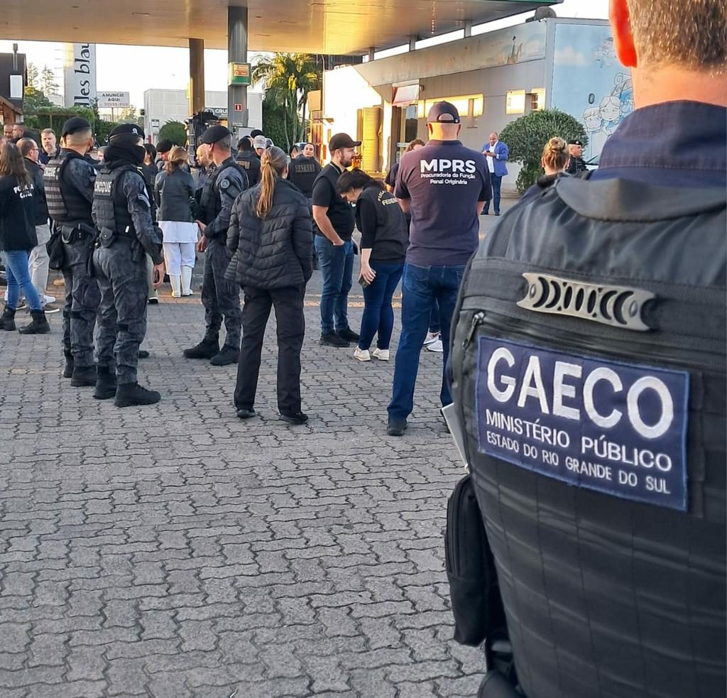 Leite Compen$ado: Laticínio batizava produtos com soda cáustica, água oxigenada e pelos