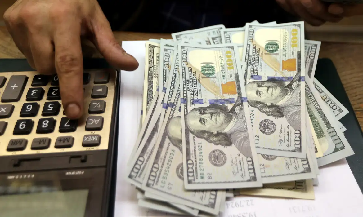 Dólar passa de R$ 5,60 e aumenta pressão sobre os custos do agro; veja os efeitos