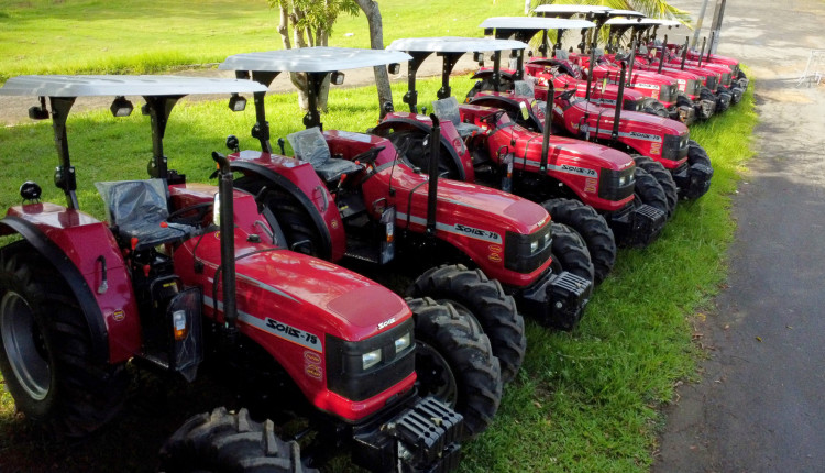Plano Safra da Agricultura Familiar da Bahia entrega de maquinas e equipamentos como tratores