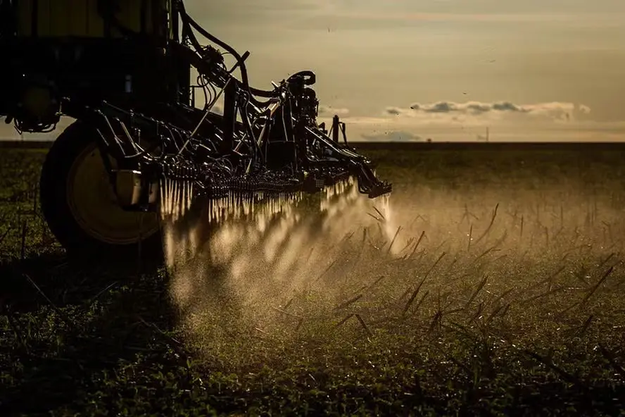 Área tratada por defensivos agrícolas no Brasil cresce 9,2% em 2024