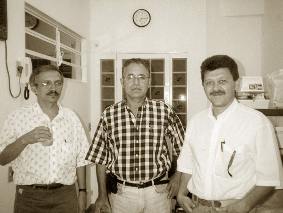 Da esquerda para a direita: Raysildo Lôbo, Newton Camargo Araújo e Humberto Tonhati, na primeira sede da ANCP, em 1996