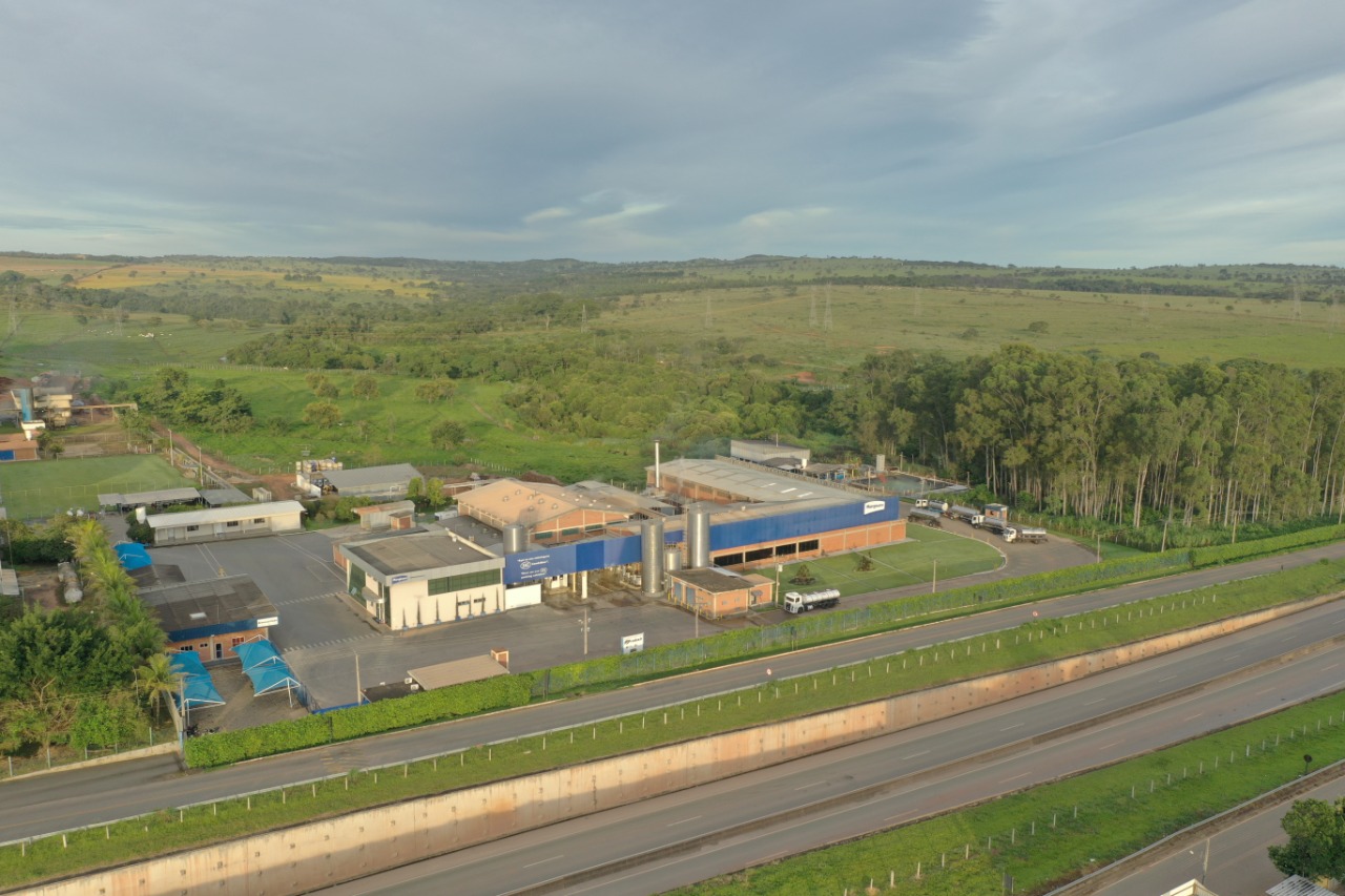 Projeto de indústria leiteira leva benefício para o solo, em Goiás