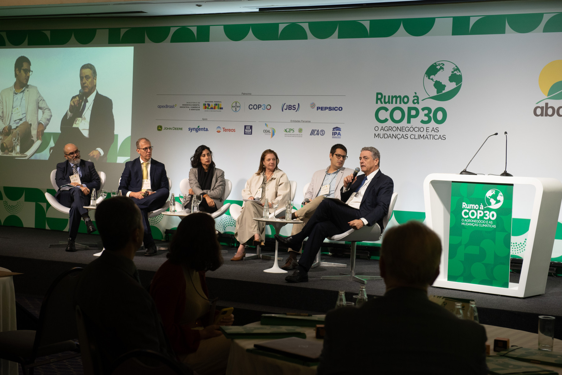 Mediado por embaixador Roberto Azevedo, painel teve presença de Aloisio Lopes(MMA), Alessandro Cruvinel(MAPA), Liège Vergili Correia(JBS Brasil), Regina Teixeira(Pepsico) e Felipe Albuquerque(Bayer) Crédito foto: Gerardo Lazzari