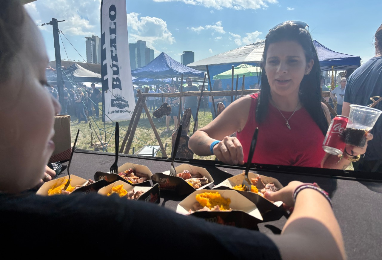 Estação na Expochurrasco serve 160 quilos de carne de búfalo aos consumidores
